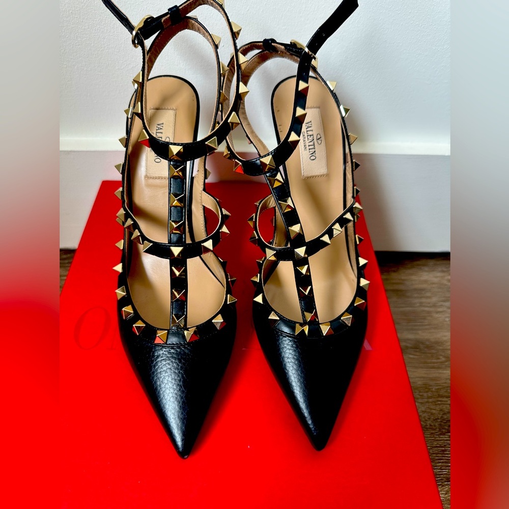 Valentino Rockstud Grainy Leather Ankle Strap Pump SZ 40 in black